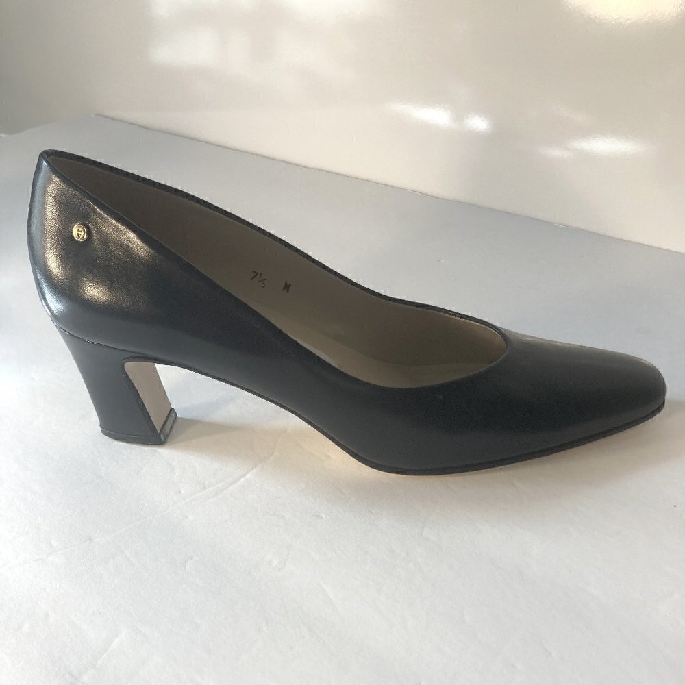 Etienne Aigner SZ 7.5 N Navy leather pumps 2.5" heel